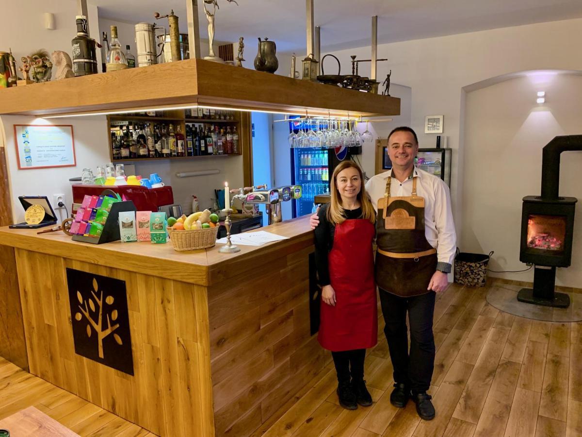 Penzion A Restaurace 14 Hostinné 외부 사진